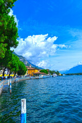 Fototapeta premium Blick von der Strandpromenade in Lovere auf den Lago d'Iseo und die Alpen