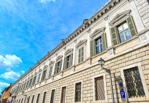 Die elegante historische Fassade des Palazzo Cigola Fenaroli in Brescia (Italien)