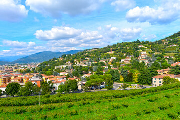 Fototapeta premium Malerischer Panoramablick vom Castello auf die Stadt Brescia und die Alpen