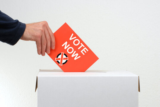 Jetzt w&auml;hlen Vote now - Hand mit Wahlurne