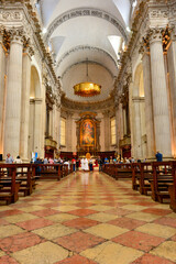 Fototapeta premium Der prachtvolle Innenraum des Neuen Doms Duomo Nuovo in Brescia mit Besuchern 