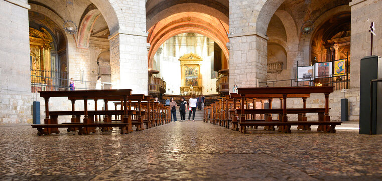 Der monumentale romanische Innenraum des Alten Doms Duomo Vecchio in Brescia (Italien)
