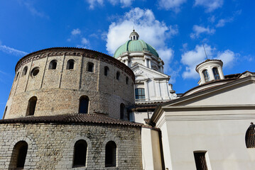 Fototapeta premium Außenansicht des Alten Doms (Duomo Vecchio) und des Neuen Doms (Duomo Nuovo) in Brescia, Italien