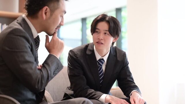 オフィスラウンジで商談する営業社員の法人提案ビジネスイメージ　不動産や士業などの少し堅い仕事の動画