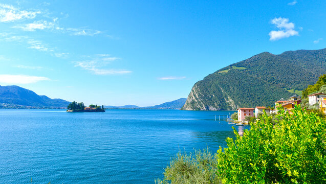 Blick von Monte Isola &uuml;ber den Iseosee auf die kleine Insel Isola di San Paolo und die umliegenden Berge, Italien