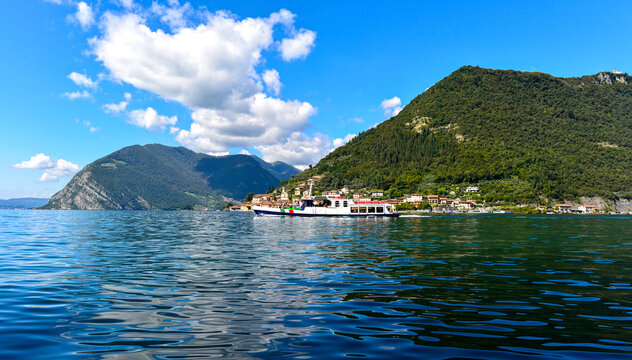 Passagierf&auml;hre auf dem Iseosee vor der Kulisse von Peschiera Maraglio auf der Monte Isola, Italien