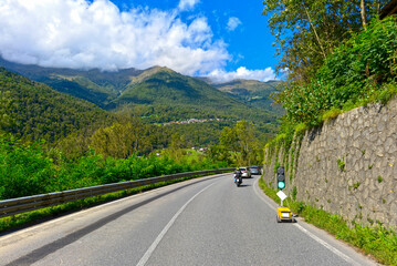 Fototapeta premium Fahrt auf der Schnellstraße SS42 im Valcamonica vorbei an einer mobilen Baustellenampel, Italien