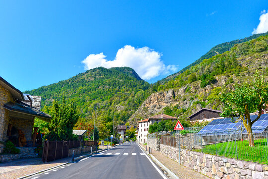 Fahrt auf der Passstra&szlig;e SS39 durch das malerische Bergdorf Cortenedolo, Italien