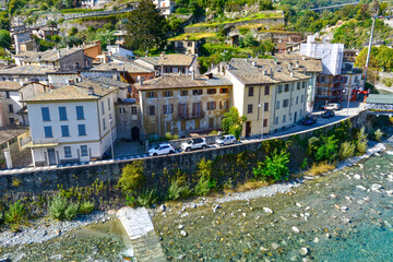 Fototapeta premium Der Fluss Mallero im Stadtzentrum von Sondrio, Italien