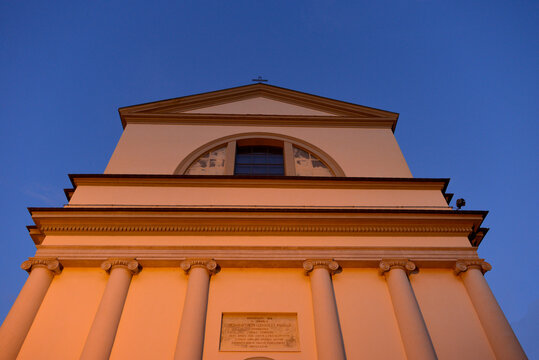 Klassizistische Fassade der Kirche Santi Gervasio e Protasio im warmen Abendlicht, Sondrio
