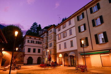 Fototapeta premium Historische Piazza Quadrivio in der Altstadt von Sondrio zur blauen Stunde, Italien