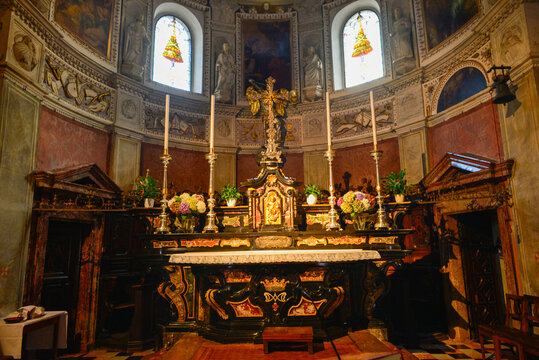 Prachtvolles Kirchenschiff des Santuario della Madonna di Tirano mit Blick zum Altar, Lombardei/Italien 
