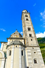 Fototapeta premium Der historische Glockenturm und die Kuppel des Santuario della Madonna di Tirano, Italien