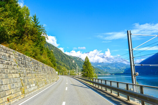 Fahrt auf der Berninastra&szlig;e am malerischen Lago di Poschiavo in Miralago, Schweiz