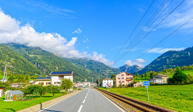 Stra&szlig;e und Bahngleise der Berninabahn bei Li Curt im Val Poschiavo Graub&uuml;nden