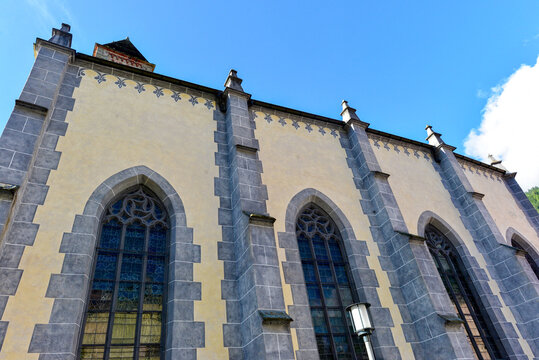 Gotische Spitzbogenfenster und Strebepfeiler der Stiftskirche San Vittore in Poschiavo, Schweiz