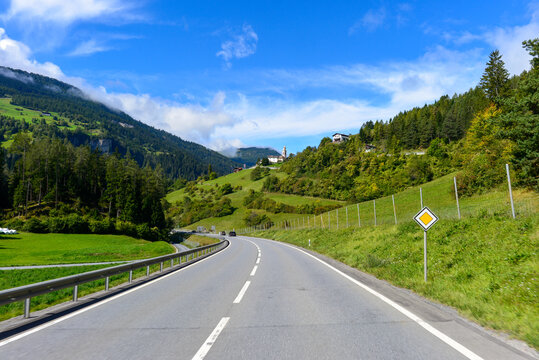 Schynstrasse (Hauptstrasse 417) nach Thusis und Alvaschein vor bewaldetem Hang