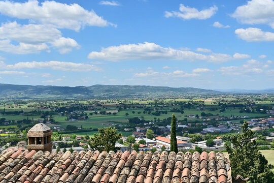 Spello, il panorama della valle e delle montagne e colline dai vicoli mura del centro storico, Umbria, Italia