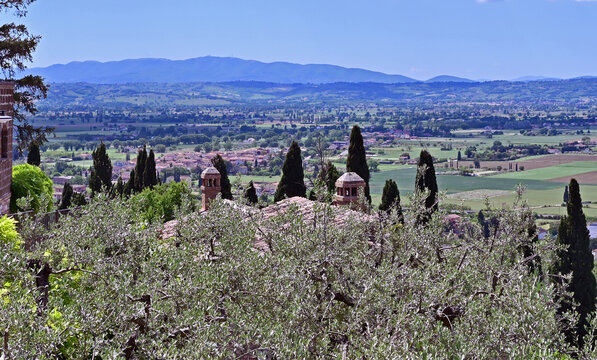 Spello, il panorama della valle e delle montagne e colline dai vicoli mura del centro storico, Umbria, Italia