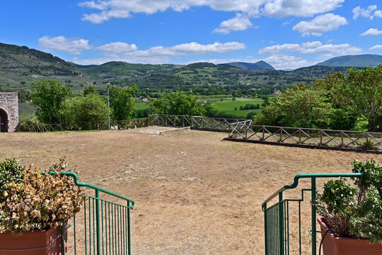 Spello, il panorama della valle e delle montagne e colline dai vicoli mura del centro storico, Umbria, Italia