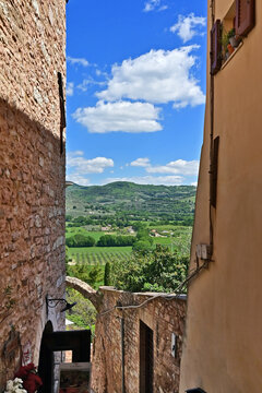 Spello, il panorama della valle e delle montagne e colline dai vicoli mura del centro storico, Umbria, Italia