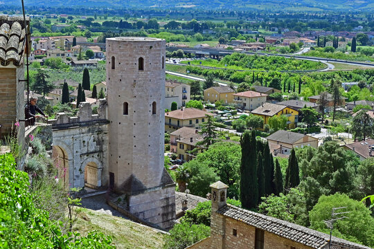 Spello, torri, mura e fortificazioni: la Porta Venere e le Torri di Properzio, Umbria, Italia