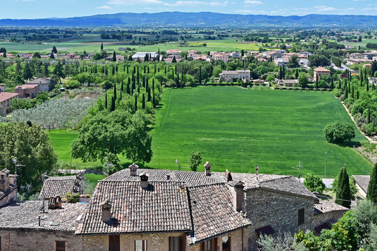 Spello, il panorama della valle e delle montagne e colline dai vicoli mura del centro storico, Umbria, Italia