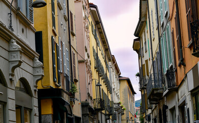 Fototapeta premium Malerische historische Gasse mit farbenfrohen Fassaden in der Altstadt von Como