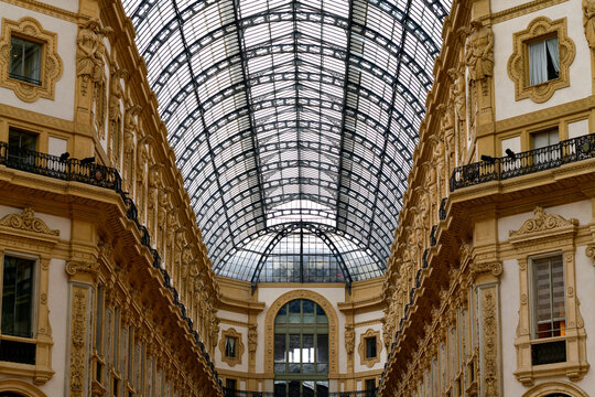 Prachtvolle Fassade und spektakul&auml;re Glaskuppel der Galleria Vittorio Emanuele II in Mailand, Italien	