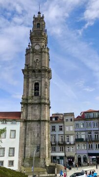 Torre de los Cl&eacute;rigos en Oporto con vista urbana hist&oacute;rica