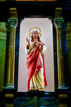 Nahaufnahme der Herz-Jesu-Statue mit Heiligenschein im Altar der Pfarrkirche von Predore, Italien 