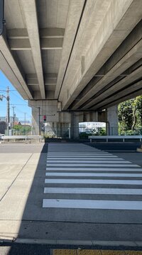 高架下の横断歩道とダイナミックなコンクリート構造物