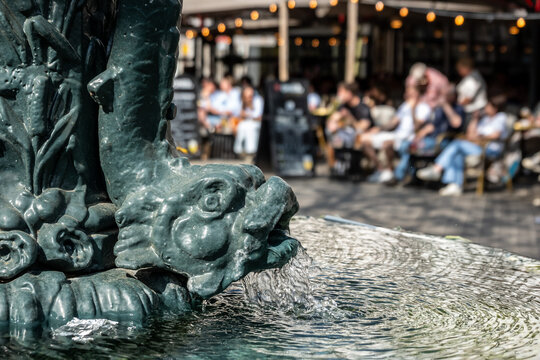 Brunnenfigur mit Wasserlauf auf Platz in Maastricht, Limburg, Niederlande