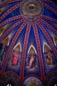 Blau-goldenes Apsisgew&ouml;lbe mit Engeln und IHS-Medaillon im Santuario von Lovere, Italien 