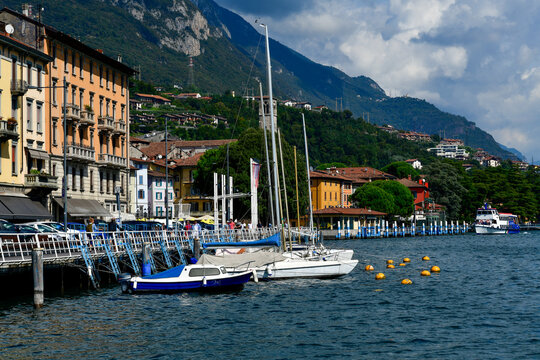 Malerischer Bootshafen und historische H&auml;userfront an der Uferpromenade von Lovere am Iseosee, Italien