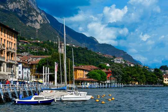 F&auml;hrschiff und Segelboote im Hafenbecken von Lovere vor bergiger Uferlandschaft am Iseosee, Italien 