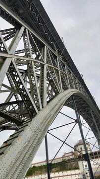 Puente Dom Lu&iacute;s I en Oporto con tranv&iacute;a y coches sobre el r&iacute;o Duero