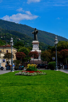 Denkmal f&uuml;r Arnold von Brescia vor dem Monte Maddalena an der Piazzale Arnaldo, Italien