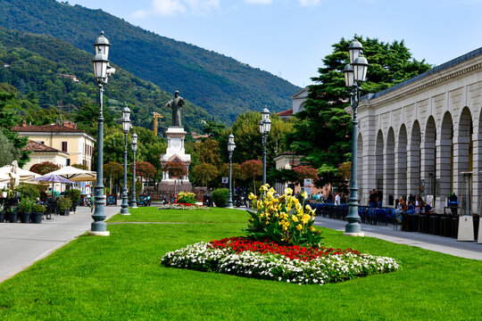 Gesamtansicht der Piazzale Arnaldo mit dem Arnold-von-Brescia-Denkmal und dem Mercato dei Grani, Italien 