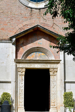 Renaissance-Marmorportal der Chiesa del Santissimo Corpo di Cristo mit Engelsfresko in Brescia, Italien 