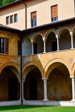 Historischer Renaissance-Kreuzgang im Kloster San Cristo in Brescia (Italien)	