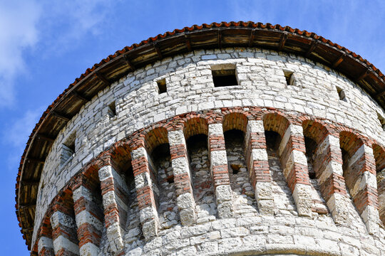 Der historische Rundturm Torre dei Francesi am Castello di Brescia (Italien)	
