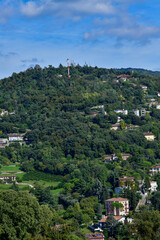 Obraz premium Blick vom Castello di Brescia auf den dicht bewaldeten Hügel Monte Maddalena mit Hangbebauung, Brescia, Lombardei, Italien