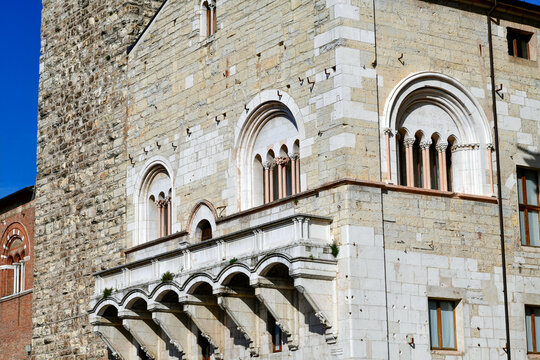Die gotische Steinfassade des Palazzo del Broletto mit der Loggia delle Grida auf der Piazza Paolo VI, Brescia, Italien
