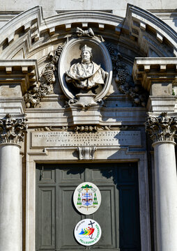 Detailansicht der Fassade des Neuen Doms (Duomo Nuovo) in Brescia, Italien