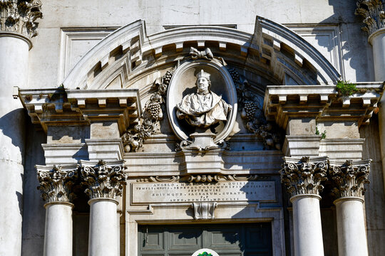 Detailansicht der Fassade des Neuen Doms (Duomo Nuovo) in Brescia, Italien