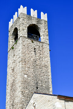 Der mittelalterliche Stadtturm Torre del Pegol am Palazzo del Broletto auf der Piazza Paolo VI, Brescia, Italien