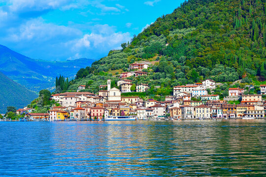 Blick vom Wasser auf das malerische Fischerdorf Peschiera Maraglio an den H&auml;ngen der Monte Isola im Iseosee, Italien