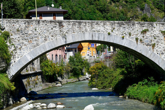 Die historische Steinbogenbr&uuml;cke Ponte Alto &uuml;ber den Fluss Oglio in Edolo, Italien 