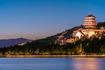 Obraz premium Night View of Buddhist Incense Pavilion and Kunming Lake in the Summer Palace, Beijing, China